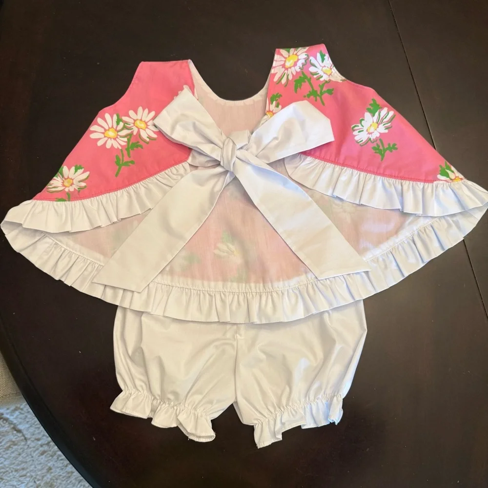The Beaufort Bonnet Company Suzy Swing Set in Darien Daisy, Size 2T.
